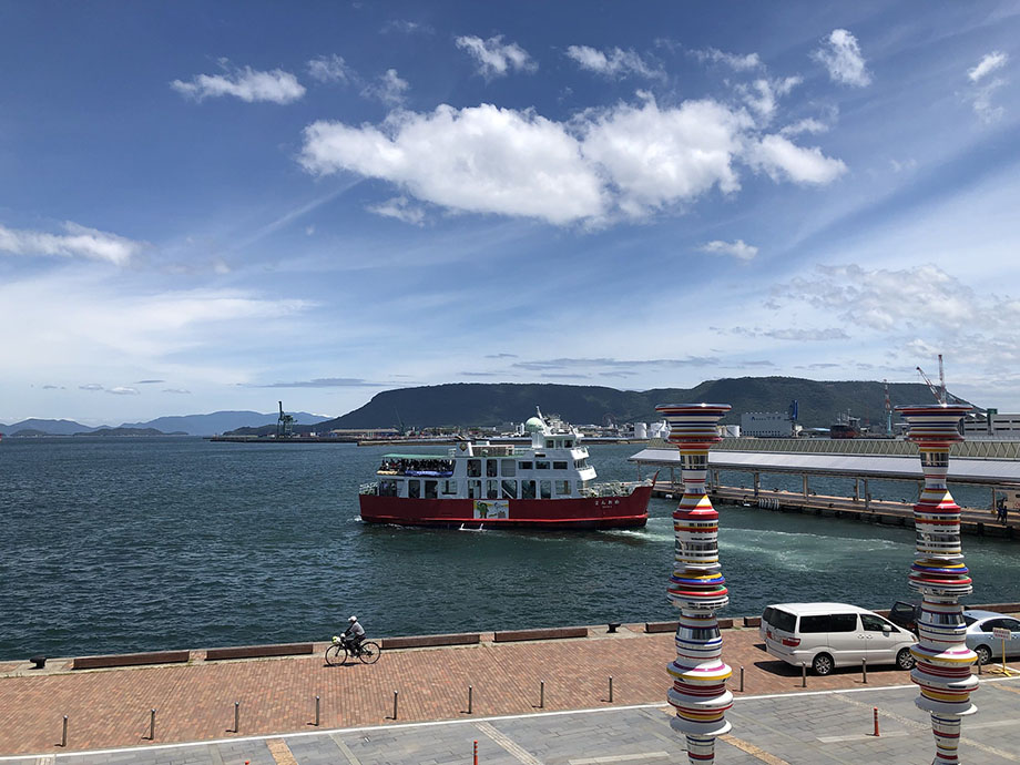 高松港　奥に見えるのは屋島