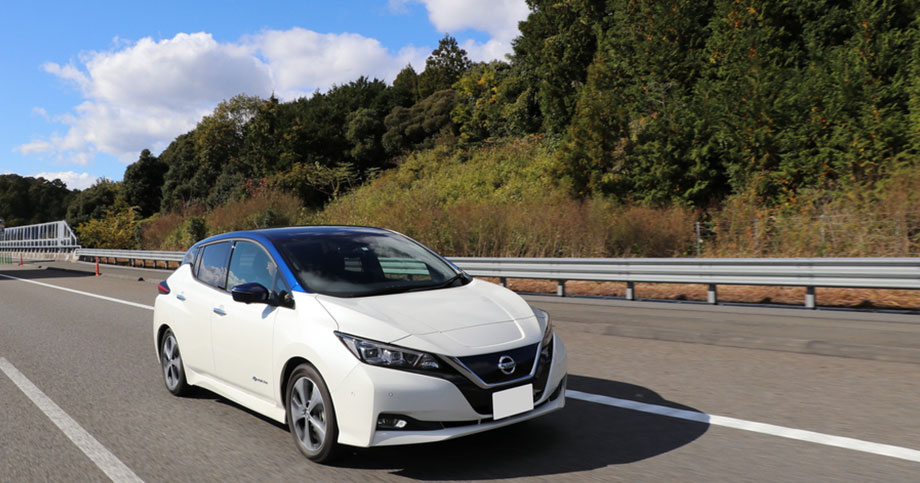 高速道路を走行中の日産リーフ