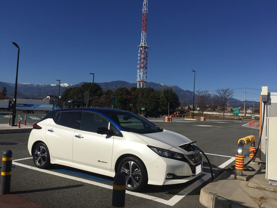 中央道 双葉SA（下り）で急速充電中の日産リーフ