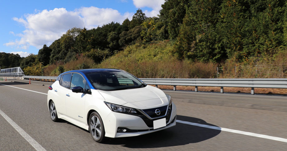 高速道路を走行中の日産リーフ