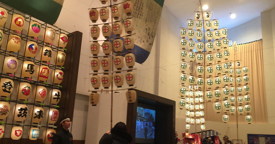 秋田市民俗芸能伝承館（ねぶり流し館）では竿燈を実際に持つこともできます。