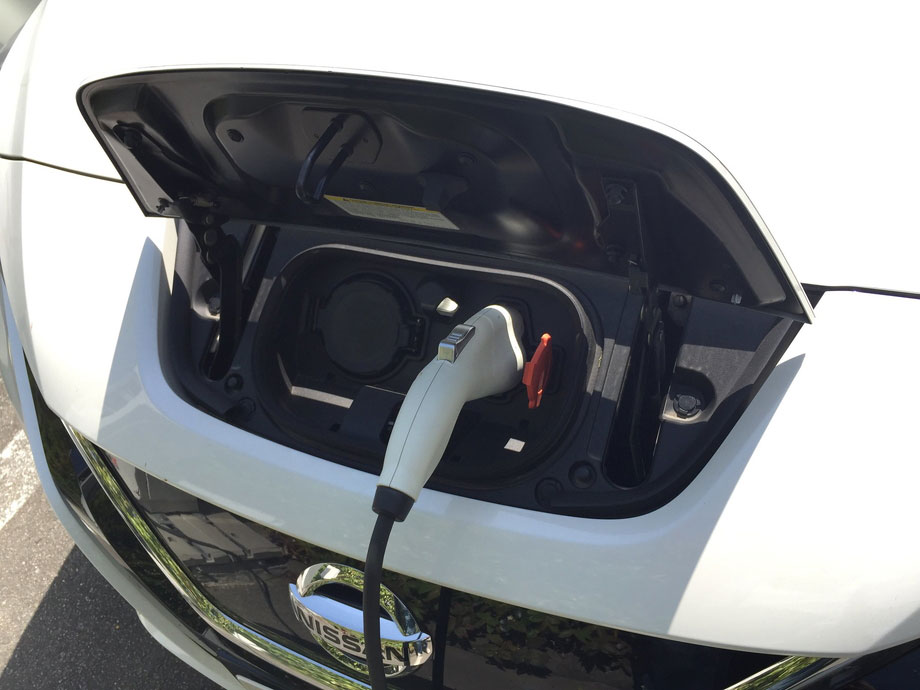 日産リーフ 充電ポート(200V普通充電中)
