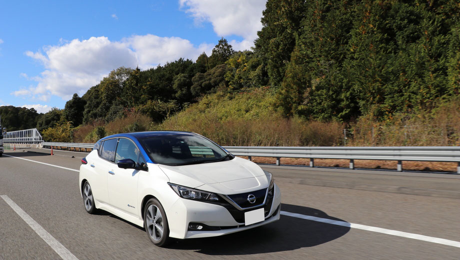 高速道路を走行中の日産リーフ