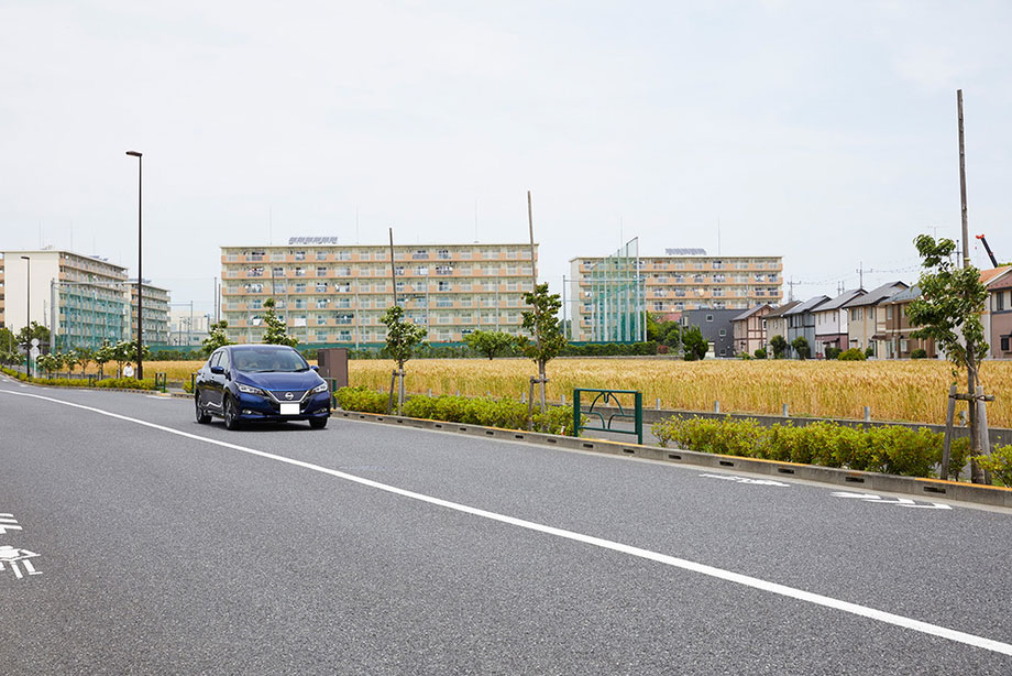 走る新型リーフ