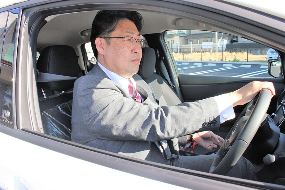 運転する林支店長