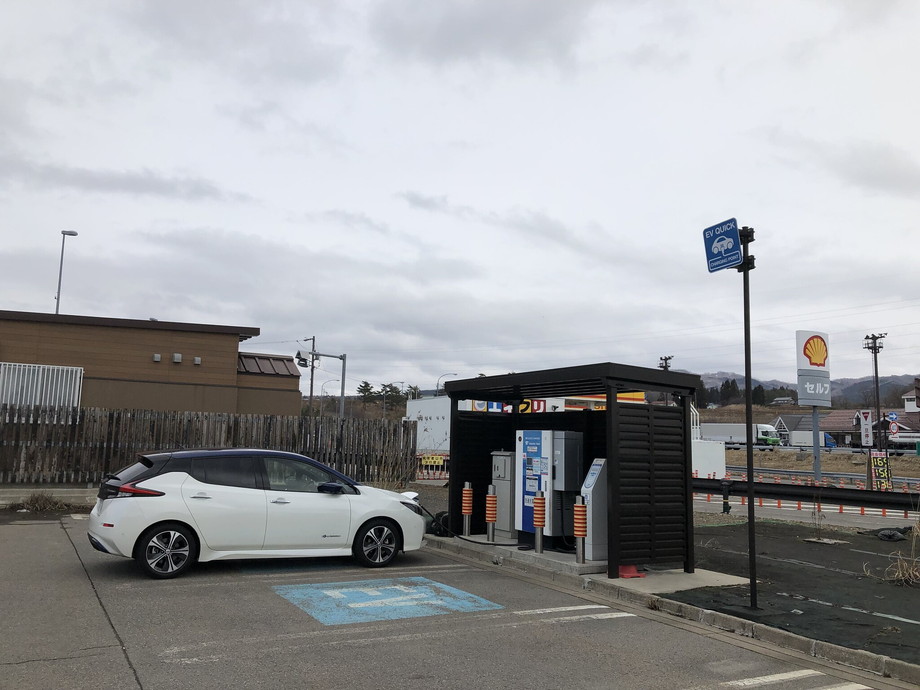 東海北陸道 ひるがの高原SA（下り）で急速充電中の日産リーフ（40kWh）