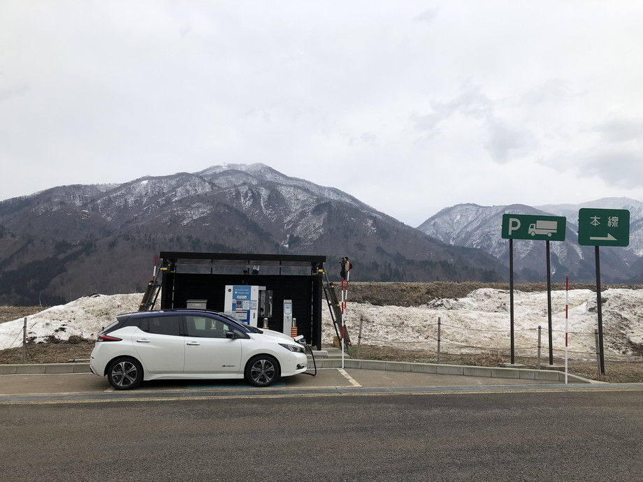 白川郷PA（上り）で急速充電中の日産リーフ（40kWh）