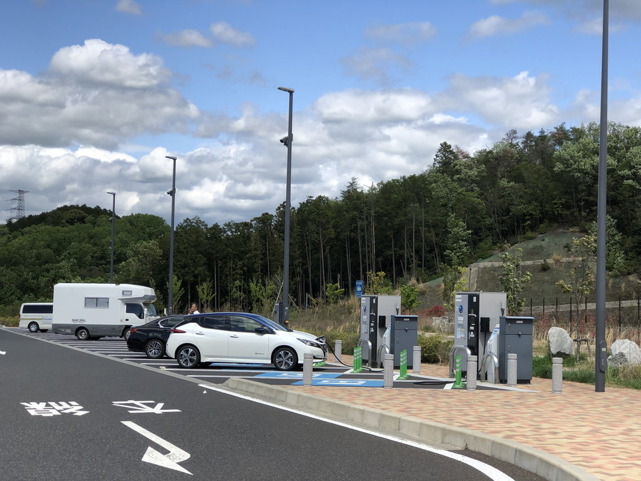 新東名　岡崎SA（下り）で充電中の日産リーフ e+（62kWh）