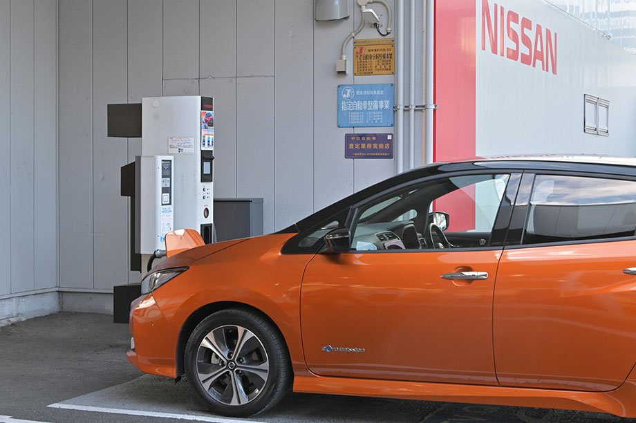 日産リーフを充電する様子