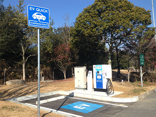 気軽に遠くへ出かけられるよう、高速道路のサービスエリアに急速充電器を設置。