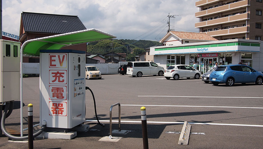 ファミリーマートをはじめとするコンビニなど、チェーン店にも充電インフラ整備が進んだ。