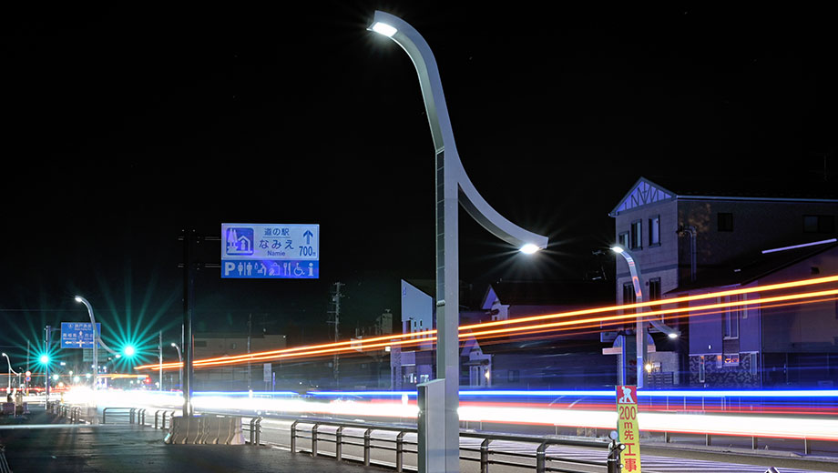 浪江町の国道114号線沿いに設置された街路灯「THE REBORN LIGHT」。