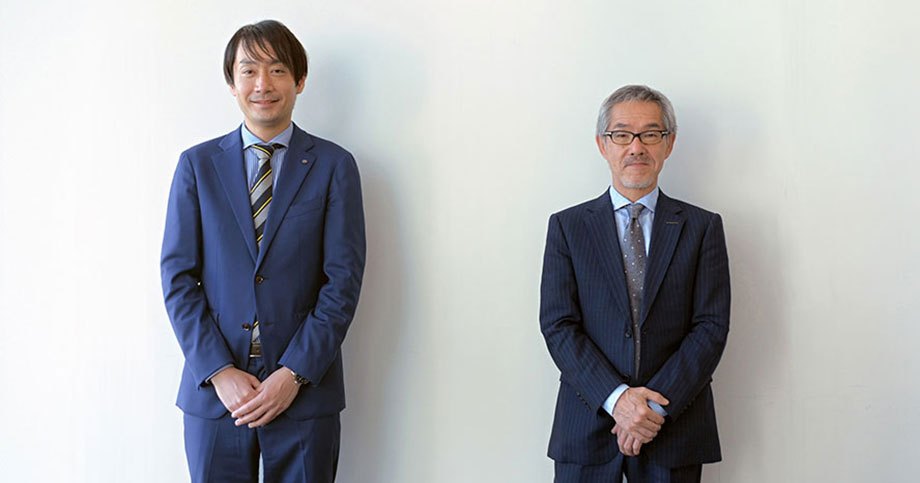 日産の総合研究所所長 土井三浩（右）と日本マーケティング本部で電気自動車事業を統括する小川隼平（左）