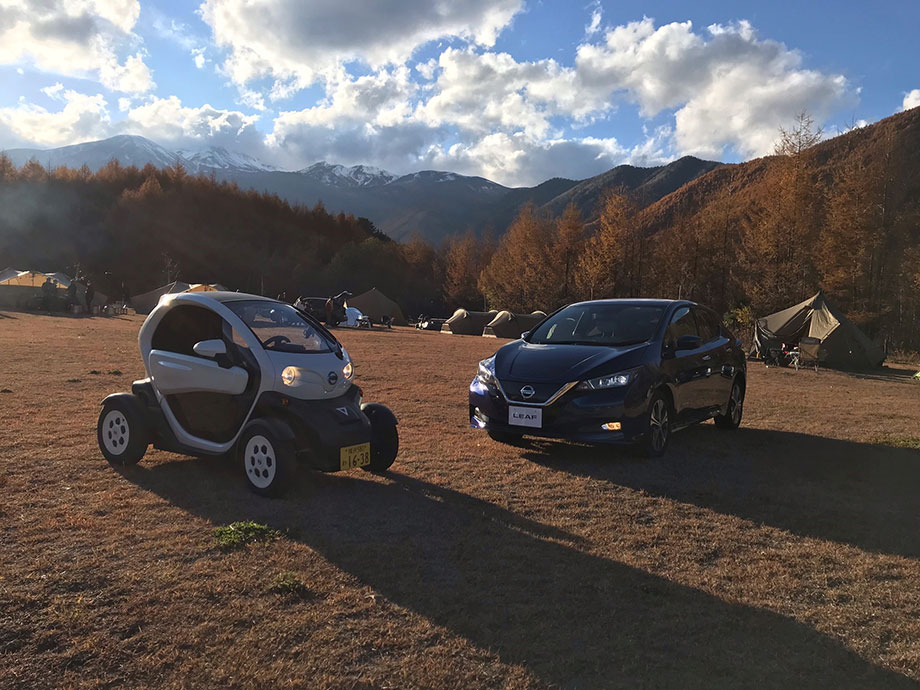 ニューモビリティコンセプト（左）と日産リーフ