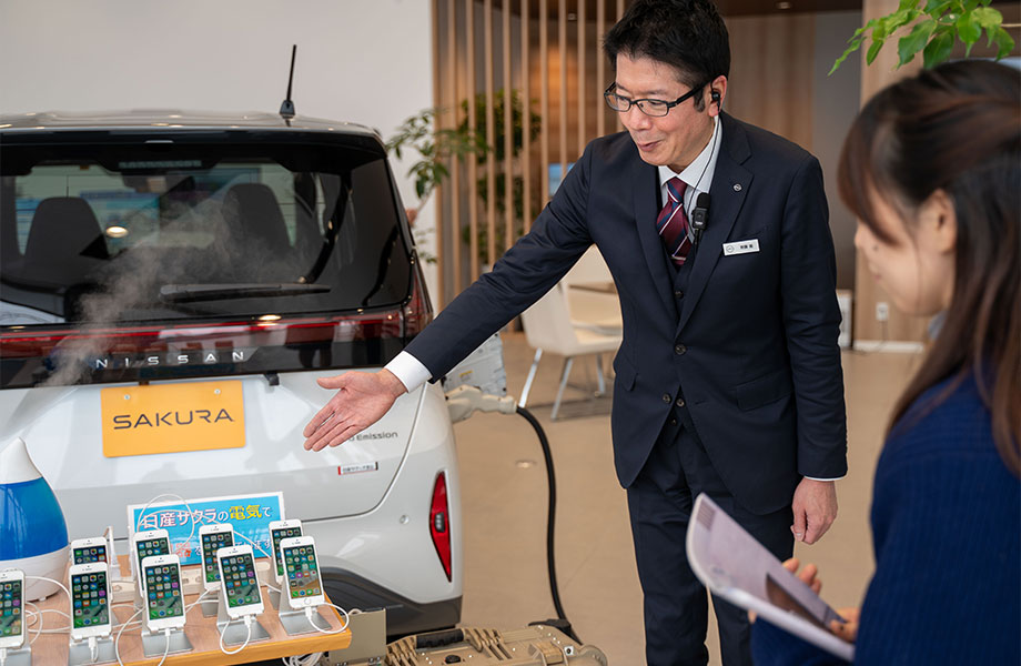 日産サクラからの電気でスマートフォン充電のデモ