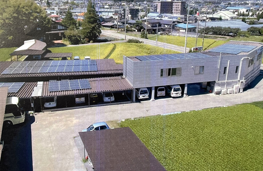 車庫屋根の太陽光パネルで発電