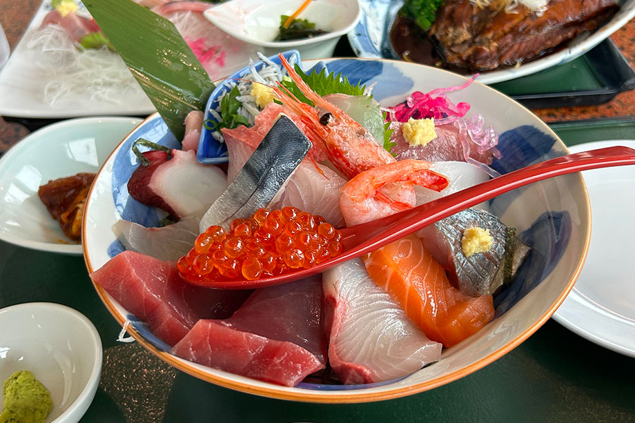 美味しそうな海鮮のランチ
