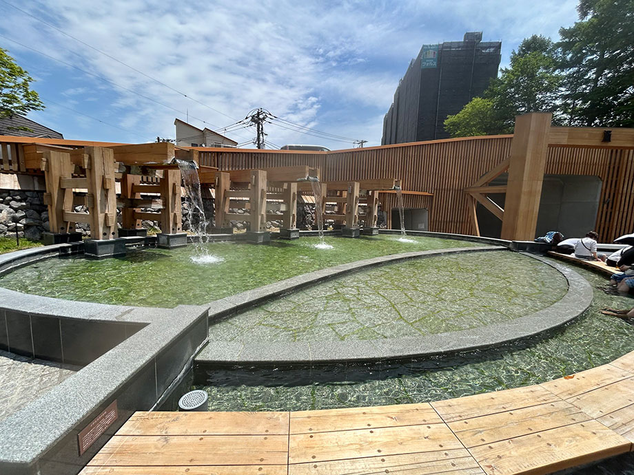 草津温泉門　温泉門広場　足湯