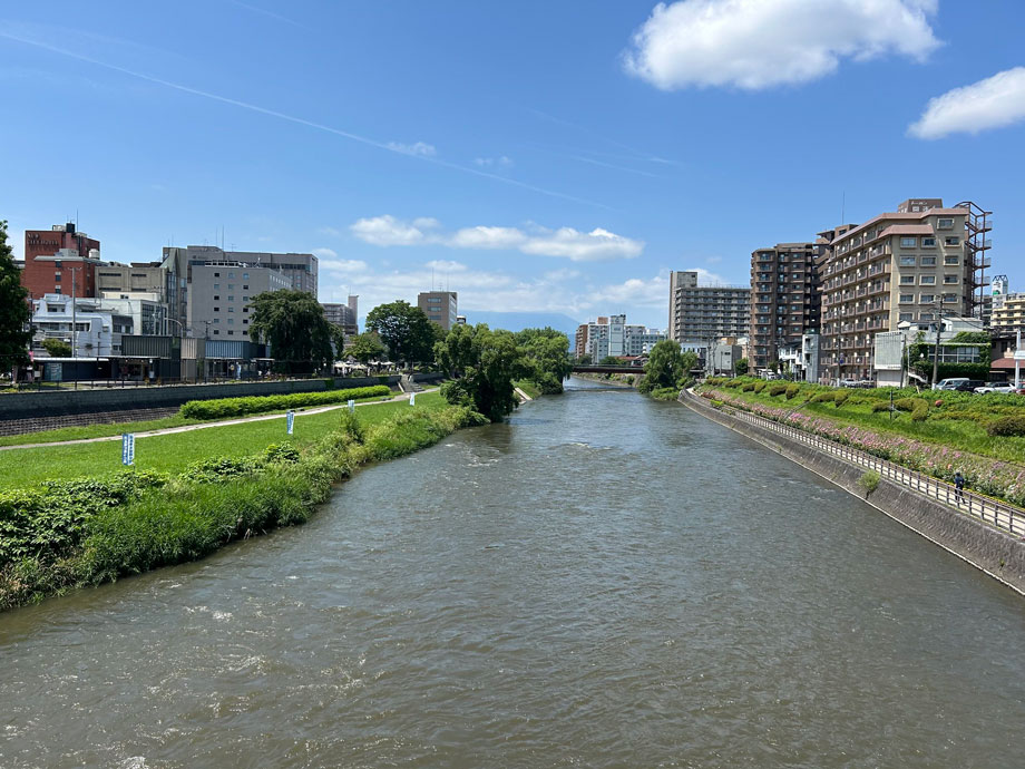 開運橋から見た北上川