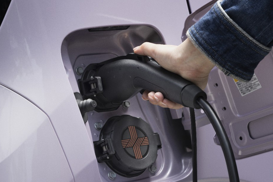 充電シーン サクラ充電中手元