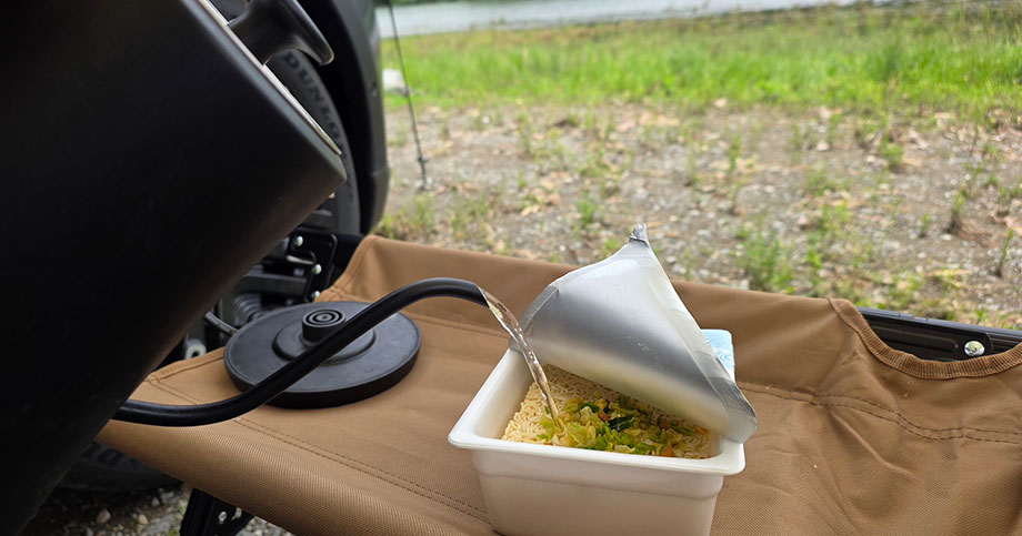 沸かしたお湯をカップに注ぐ